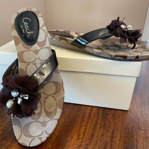 Coach Serenity Thong Sandals Khaki/Chestnut CC Logo Size 5.5